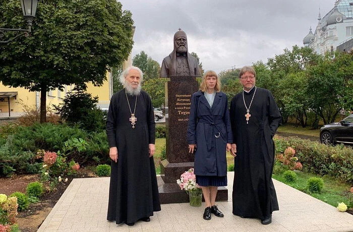 Памятник Патриарху Тихону установили на территории храма Вознесения Господня у Никитских Ворот